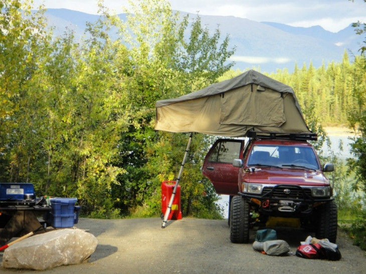 Kampierendes Auto-Dach-Spitzen-Zelt im Freien